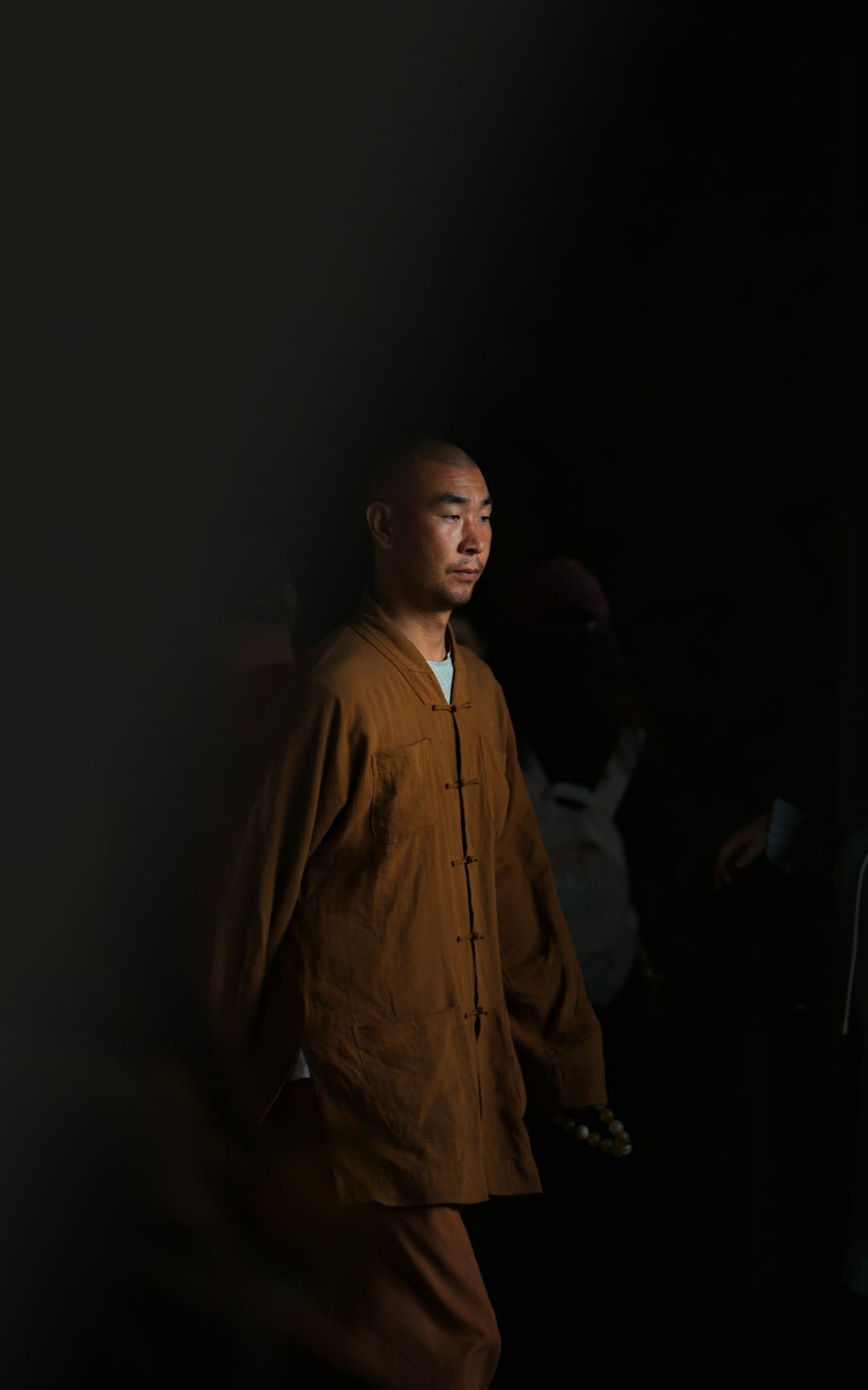 吴倩带女儿逛街 素颜低沉现母爱